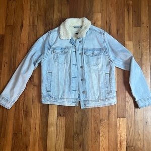 Woman’s Universal Threads light Wash Button Up Denim Jacket Size S